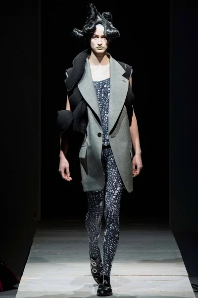 Look 16